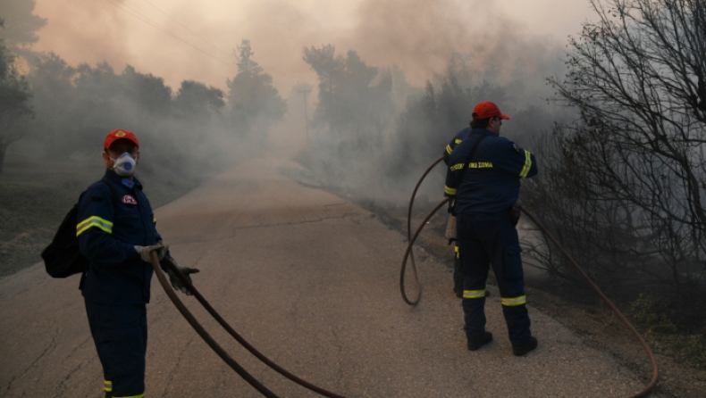 Οι πυροσβέστες κέρδισαν τη μάχη με την φωτιά στην Εύβοια (vid)
