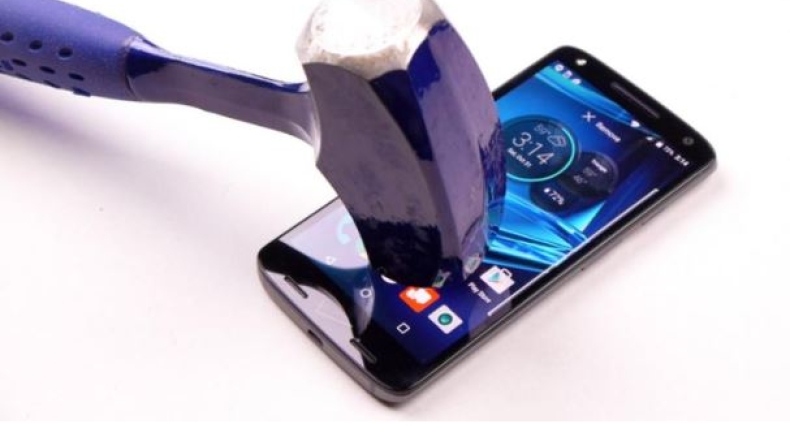 Η Samsung δημιουργεί την πρώτη οθόνη που δεν σπάει ούτε με σφυρί
