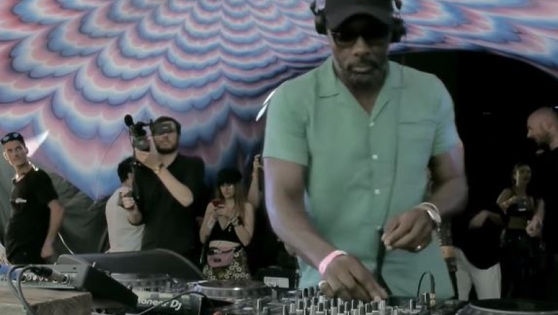 O Idris Elba ως DJ παίζει το soundtrack του James Bond σε μουσικό φεστιβάλ (vid)