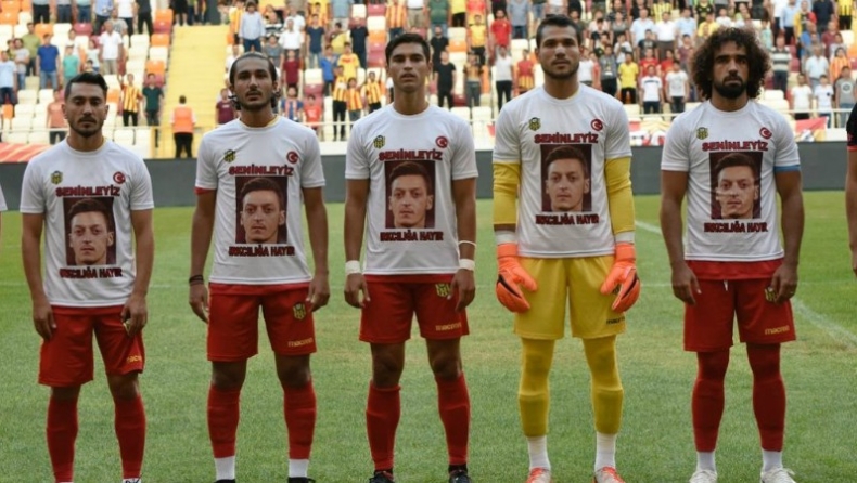 Παίκτες τουρκικής ομάδας με μπλουζάκια με το πρόσωπο του Οζίλ και κατά του ρατσισμού (pics)