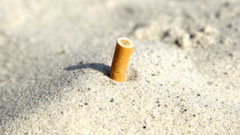 Στην Κρήτη μοίρασαν τασάκια στις παραλίες για να σταματήσουμε να πετάμε τσιγάρα στην άμμο (pics)