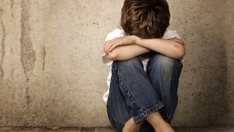 Φρίκη στη Γερμανία: Μητέρα εξέδιδε τον γιο της σε παιδόφιλους