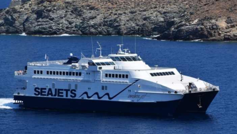 Περιπέτεια για 46 επιβάτες του Andros Jet: Προσάραξε σε αβαθή