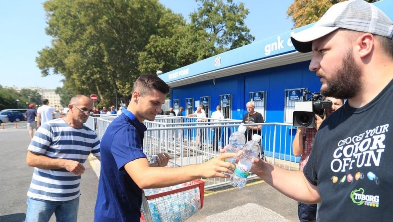 Οι παίκτες της Ντιναμό Ζάγκρεμπ μοίρασαν μπουκάλια με νερό στους οπαδούς που περίμεναν για εισιτήριο! (pics)