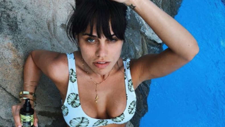 Η Κόνι Μεταξά πόζαρε topless (pics)