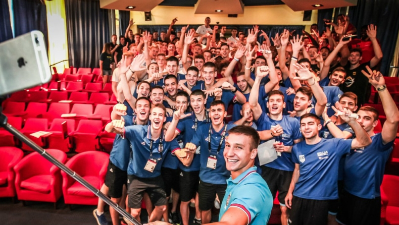 Η selfie του Μπογκντάνοβιτς με την Εθνική Παίδων (pics)