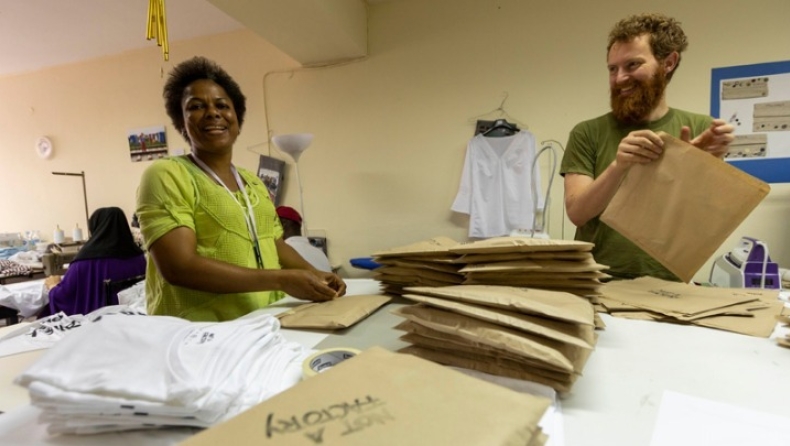 Ενα μακό μπλουζάκι δίνει δουλειά σε πρόσφυγες