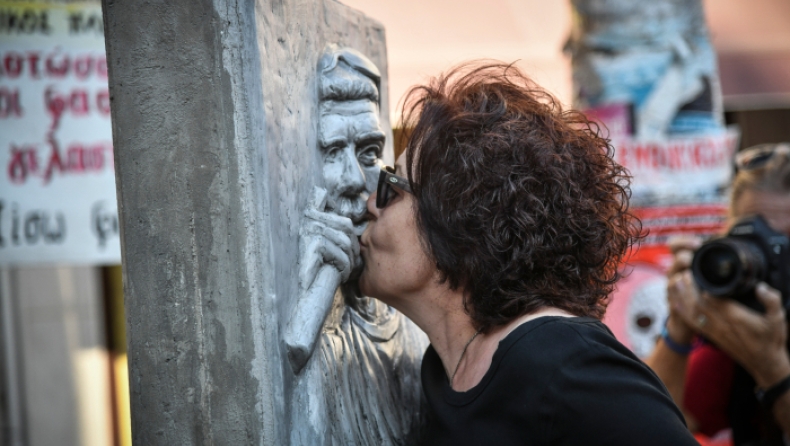 Η Μάγδα Φύσσα στο μνημείο του παιδιού της στο Κερατσίνι (pics)