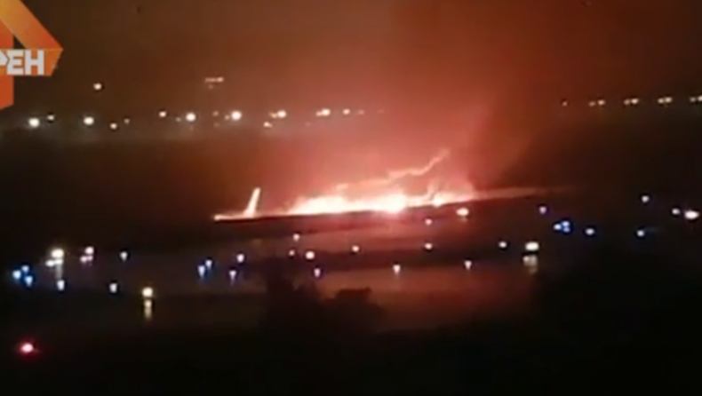 Φωτιά σε αεροπλάνο με 170 επιβάτες στη Ρωσία (vid & pics)