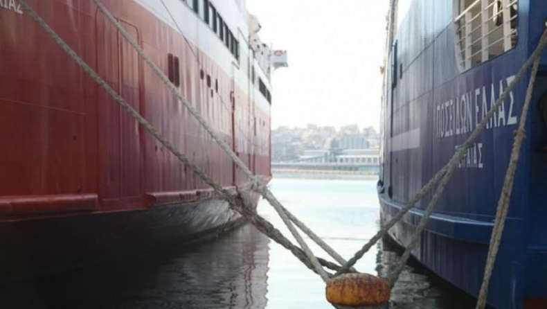 Δεμένα παραμένουν τα πλοία