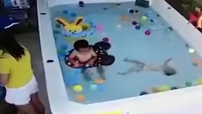 Ήταν απορροφημένη στο κινητό και το μωρό της πνιγόταν στην πισίνα (vid)