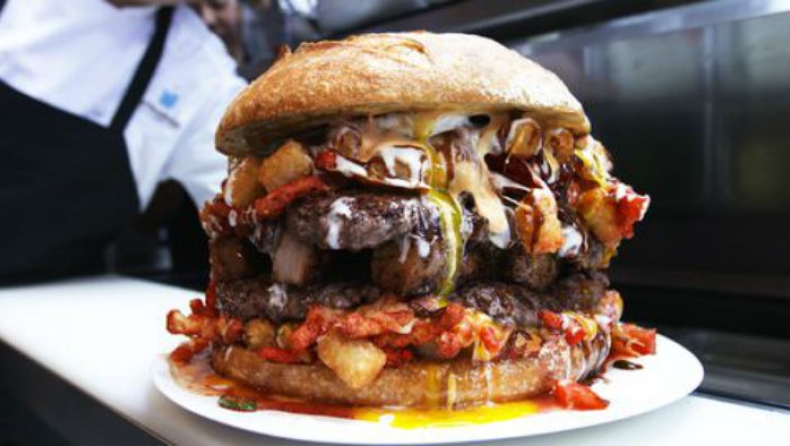 Αυτό είναι το μεγαλύτερο burger του κόσμου (pics & vids)