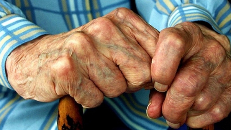 Κούρεψαν με το ζόρι δεκάδες ηλικιωμένους με την «ψιλή» επειδή βρήκαν ψείρες (vid)