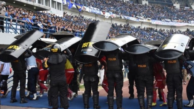 Θάνατος οπαδού σε συμπλοκές και αναβολή πρωταθλήματος στην Ινδονησία