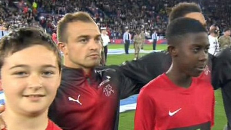 Ο Σακίρι πιο κοντός και από το παιδί που τον συνόδευε (pic)