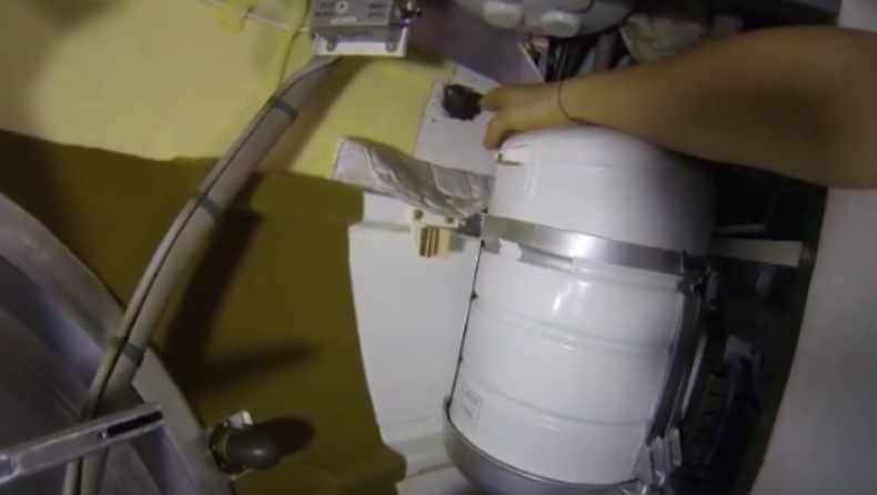 Ρώσος κοσμοναύτης δημοσιοποίησε βίντεο με την ρωγμή στο διαστημόπλοιο Σογιούζ (vid)