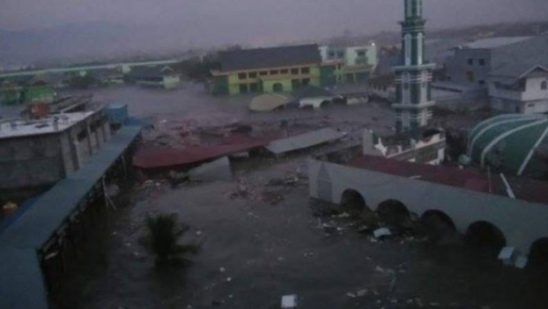 Απίστευτες εικόνες στην Ινδονησία: Τεράστιο τσουνάμι σαρώνει τα πάντα μετά από σεισμό 7,7 Ρίχτερ (vids)