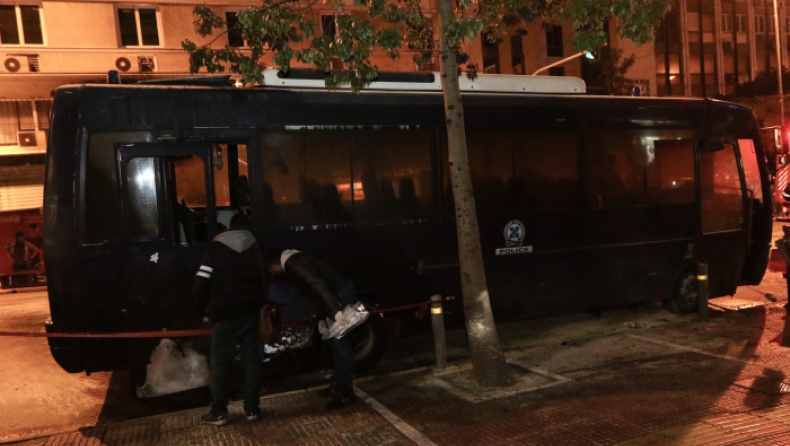Επίθεση με δεκάδες μολότοφ σε αστυνομικούς στο Α.Τ. Ομονοίας, τέσσερις ελαφρά τραυματίες (pics)