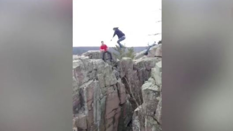 Η στιγμή που ένας 19χρονος παραλίγο να πέσει από γκρεμό ύψους 30 μέτρων (vid)
