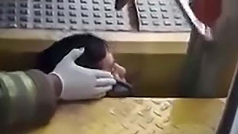 Απίστευτη διάσωση ενός 20χρονου που ο λαιμός του σφήνωσε μεταξύ συρμού και αποβάθρας (vid)