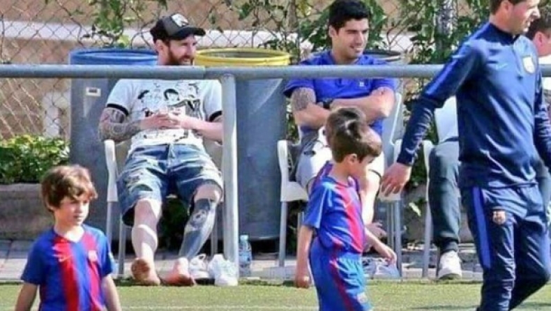 Ο... ξυπόλητος Μέσι και οι μπαμπάδες προπονητές της εξέδρας (pic)