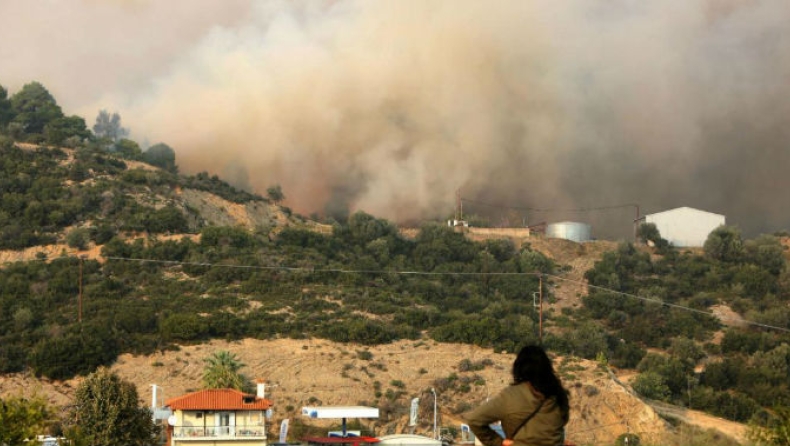 Χωρίς ενεργό μέτωπο η φωτιά στη Σιθωνία