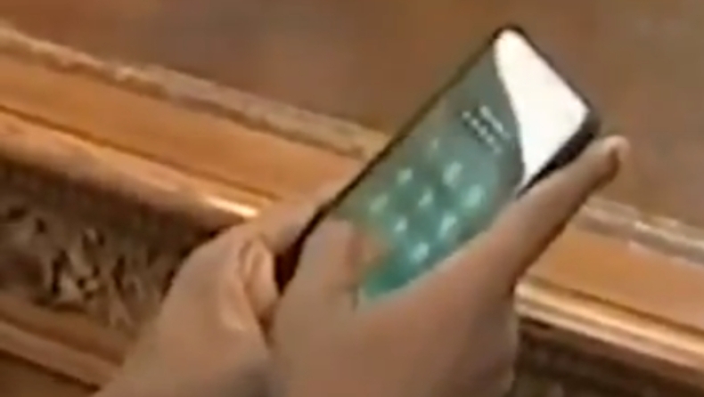 O Kanye West πήγε στο Λευκό Οίκο κι όλοι γελάνε με τον κωδικό στο κινητό του (vids)
