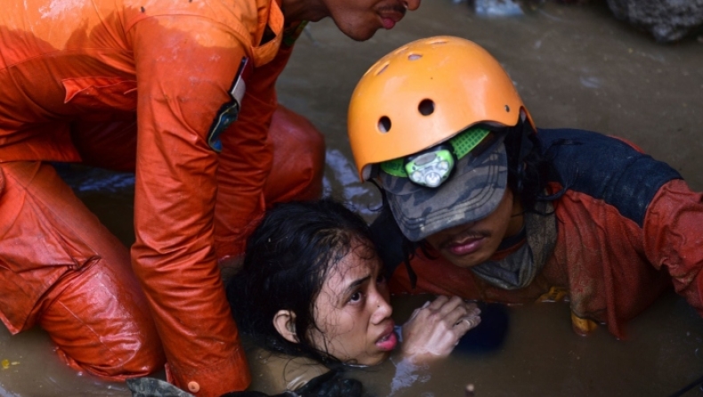 Τους 5.000 φτάνουν οι αγνοούμενοι στην Ινδονησία μετά το τσουνάμι και το σεισμό (pics)
