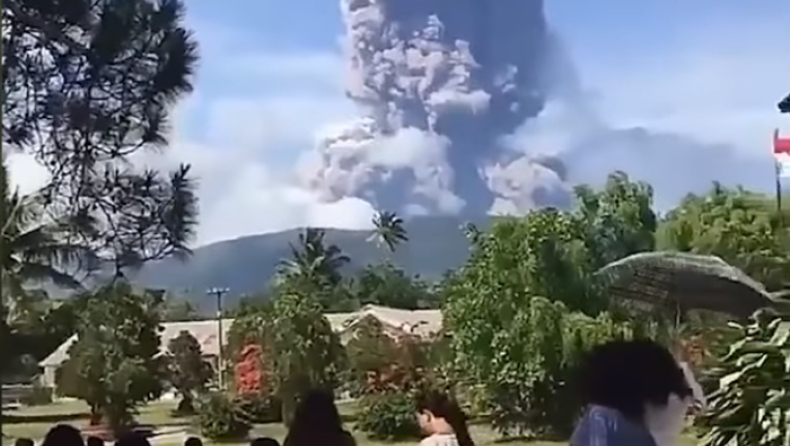 Ινδονησία: Μετά τον σεισμό και το τσουνάμι, έκρηξη ηφαιστείου προκαλεί πανικό κι απόγνωση (pics & vids)