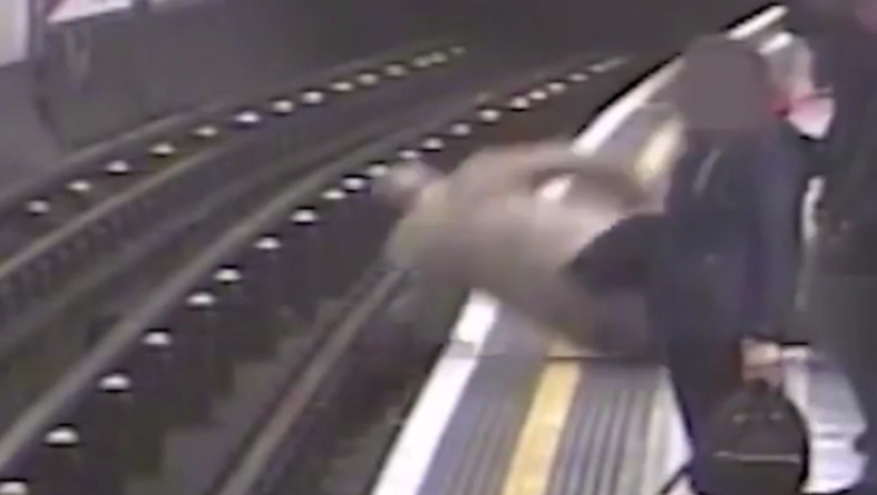Η στιγμή που νεαρός σπρώχνει στις ράγες του μετρό 91χρονο επιβάτη (vid)