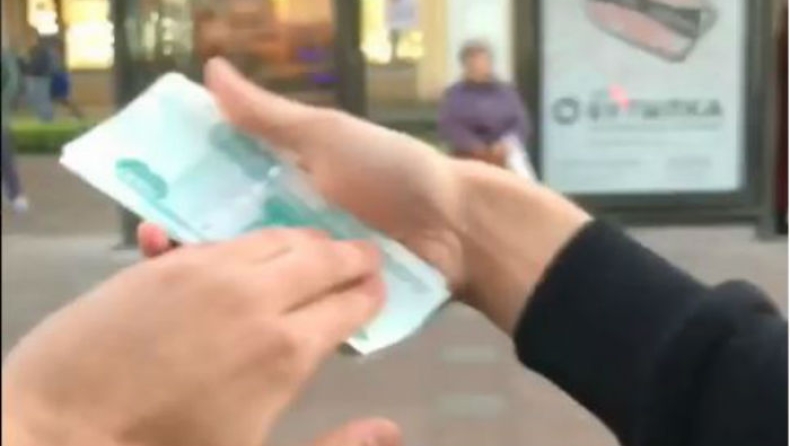 Πλουσιόπαιδο άνοιξε το παράθυρο της λιμουζίνας και άρχισε να πετά χαρτονομίσματα (vid)