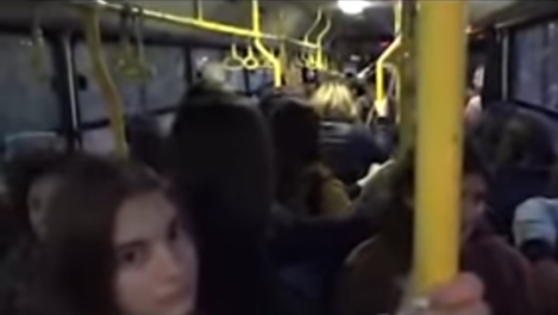 Εικόνες ντροπής στην Θεσσαλονίκη: Μαθητές πήγαν καθυστερημένα σχολείο γιατί δεν χώρεσαν στο αστικό λεωφορείο (vid)