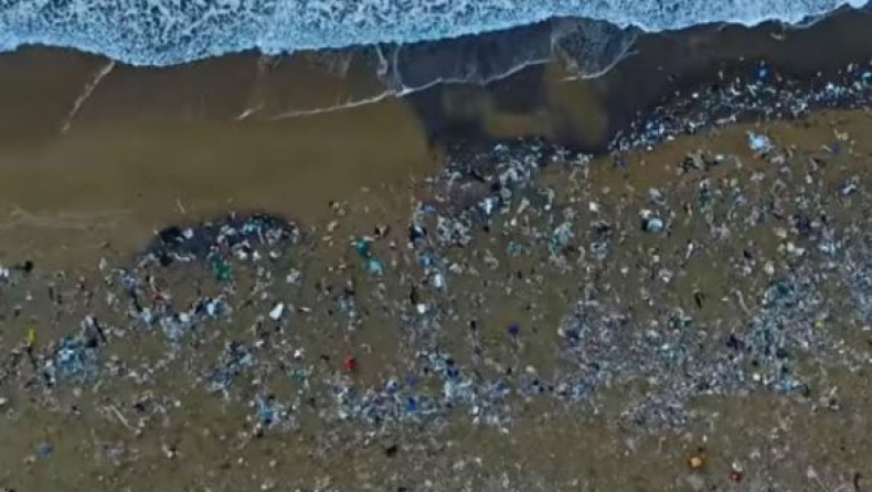 Αυτή είναι η πιο βρώμικη παραλία της Ελλάδας (vid)