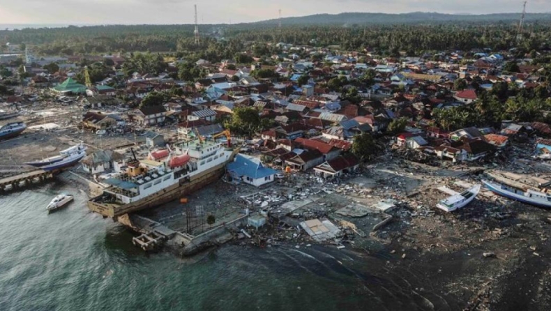«Συντέλεια»: Η στιγμή που το τσουνάμι χτυπάει την Ινδονησία (vid)