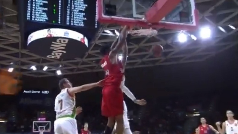 Εντυπωσιακό alley oop κάρφωμα του Μπούκερ (vid)