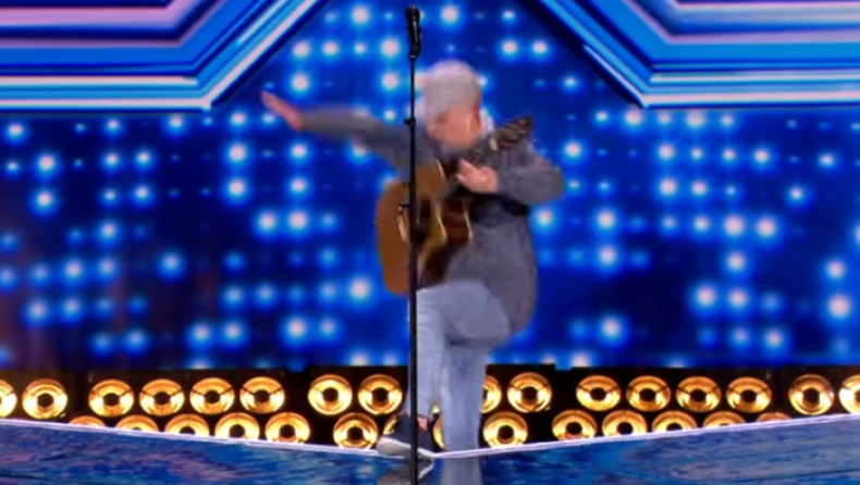 Διαγωνιζόμενος στο X-Factor παραπατάει σε live μετάδοση και πέφτει από το stage (vid)