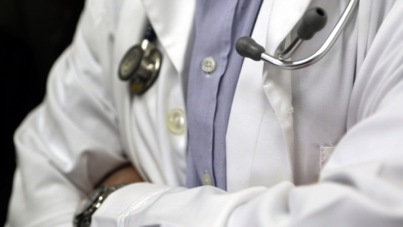 Γιατρός κατηγορήθηκε για «φακελάκι» και συνελήφθη