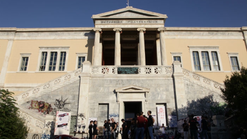 Ακροδεξιοί ήθελαν να κρεμάσουν σημαία με σβάστικα στο Πολυτεχνείο