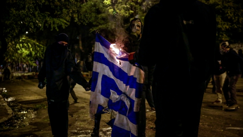 Έκαψαν ελληνική σημαία στα Εξάρχεια (pics)
