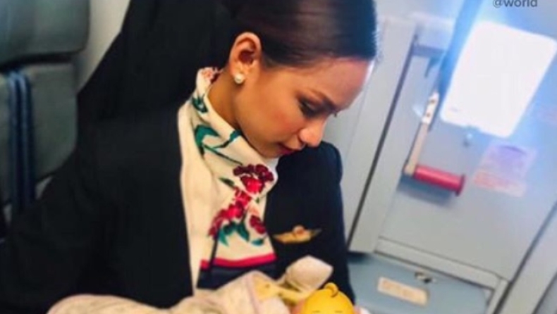 Αεροσυνοδός θήλασε στον αέρα το μωρό επιβάτη όταν της τελείωσε το γάλα (pic & vid)