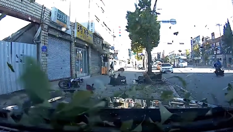 Η κόντρα μιας A45 AMG και μιας Mustang είχε κακή κατάληξη (vid)