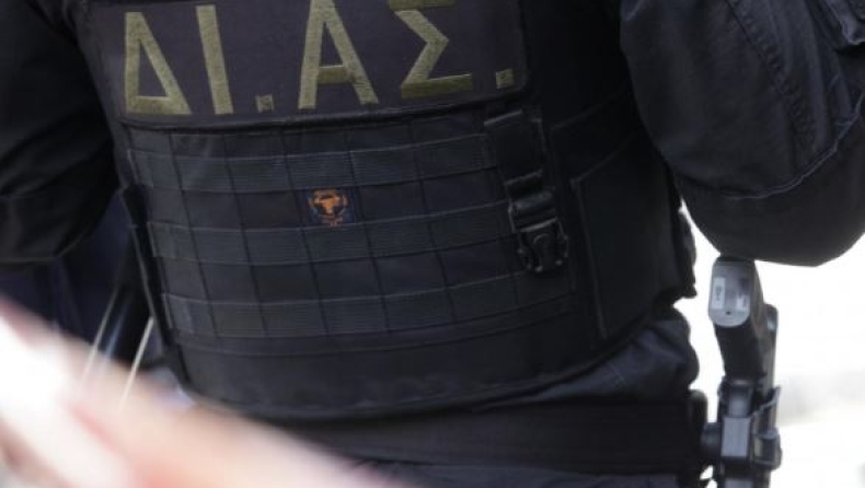 Αντιεξουσιαστές επιτέθηκαν σε αστυνομικούς στο Πρωτοδικείο, τέσσερις τραυματίες