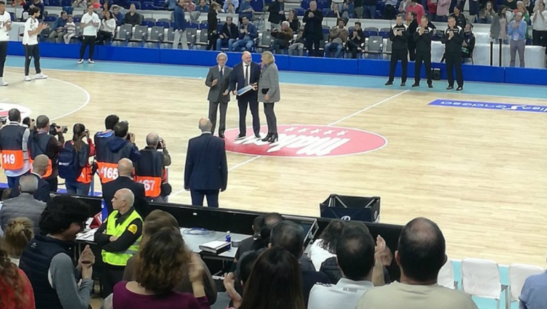 Πήρε το βραβείο του Κόουτς της Χρονιάς κι αποθεώθηκε ο Λάσο (vid)