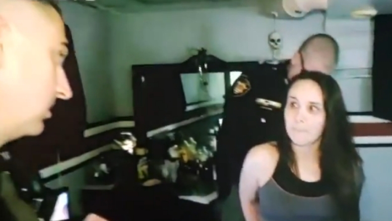 Tη συνέλαβαν σε live μετάδοση κι από πίσω οι οθόνες έπαιζαν πορνό (pics & vid)