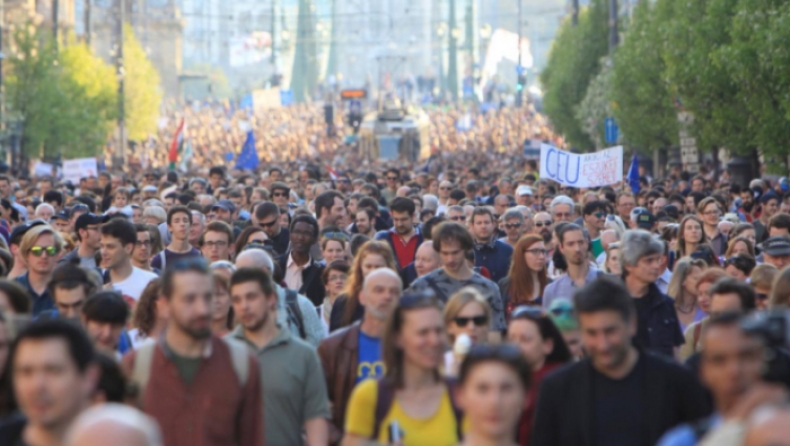 Χιλιάδες φοιτητές διαδήλωσαν εναντίον του κλεισίματος του πανεπιστημίου του Σόρος