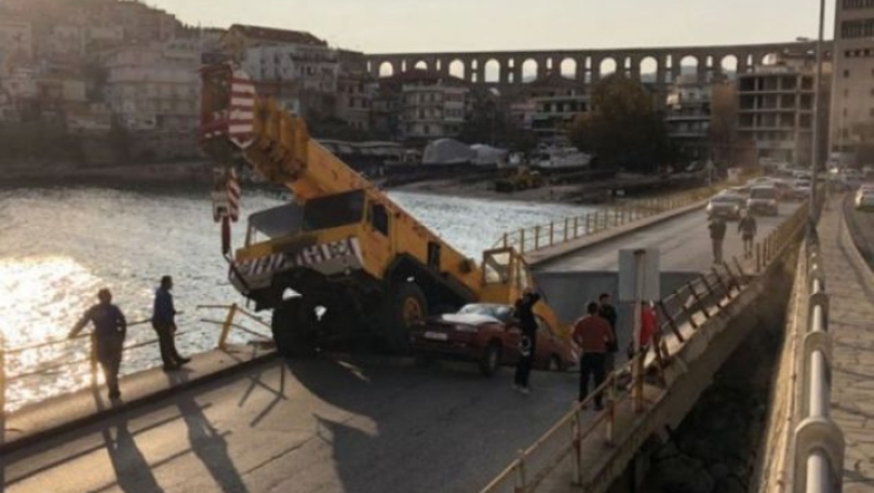 Κατέρρευσε γέφυρα στην Καβάλα, εγκλωβίστηκαν 3 οδηγοί (pic)