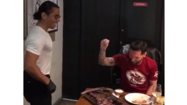 Σόου... Μέσι και με την μπριζόλα του Νουσρέτ (vid)