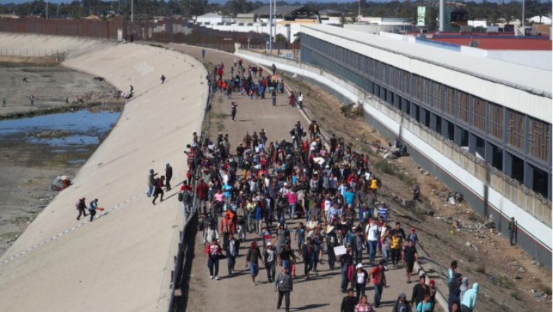 Συγκρούσεις και δακρυγόνα στον φράκτη των συνόρων Μεξικό-ΗΠΑ (vids)