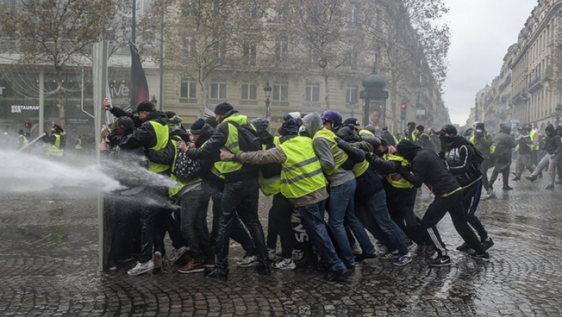 Σφοδρές συγκρούσεις στο Παρίσι: Με κανόνια νερού η αστυνομία εναντίον των «Κίτρινων Γιλέκων» (pics & vids)