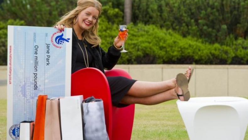 Νικήτρια του βρετανικού λαχείου «δωροδοκεί» με 60.000 λίρες όποιον δεχθεί να βγει ραντεβού μαζί της (pics)